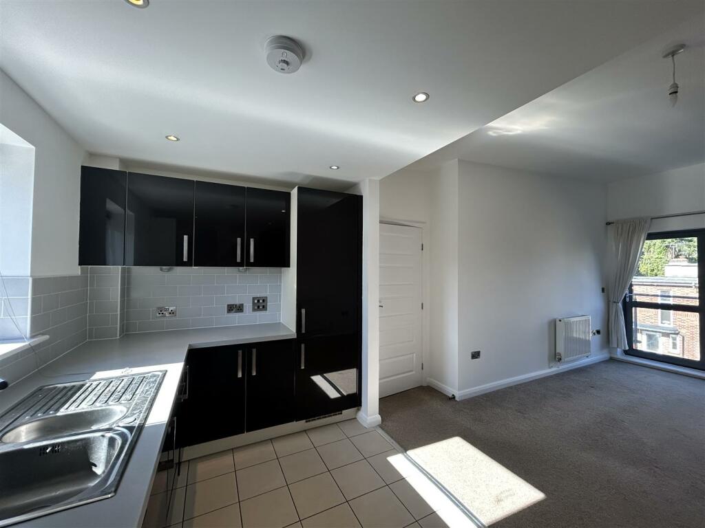 LOUNGE: