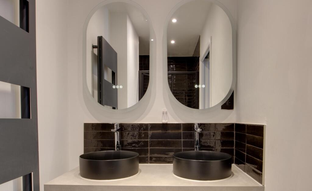 Master ensuite 2