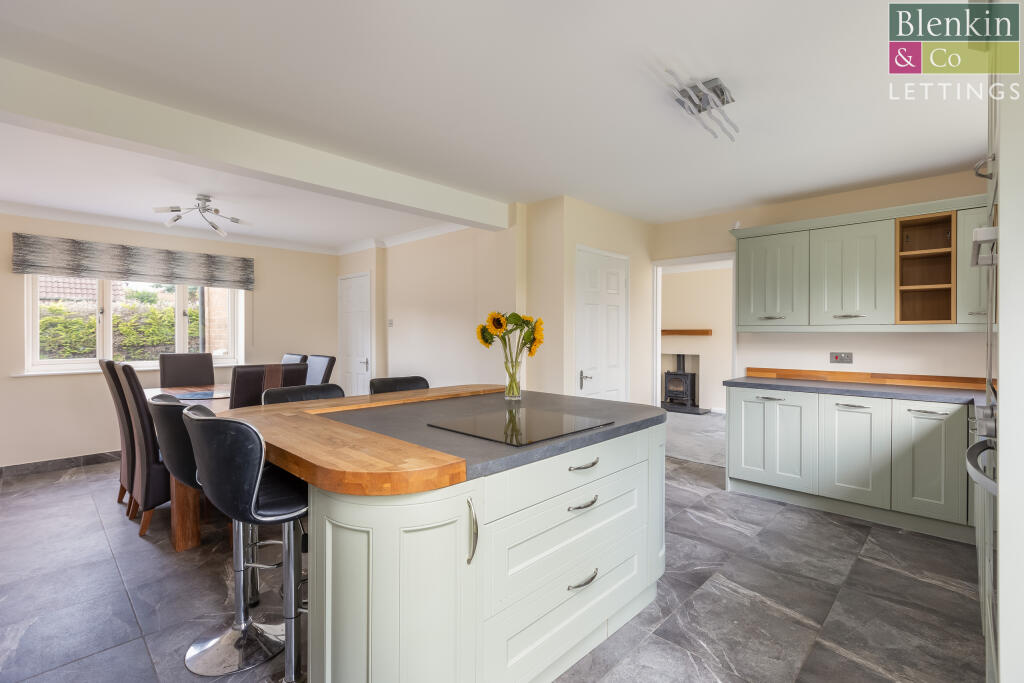 Kitchen/ Dining Room
