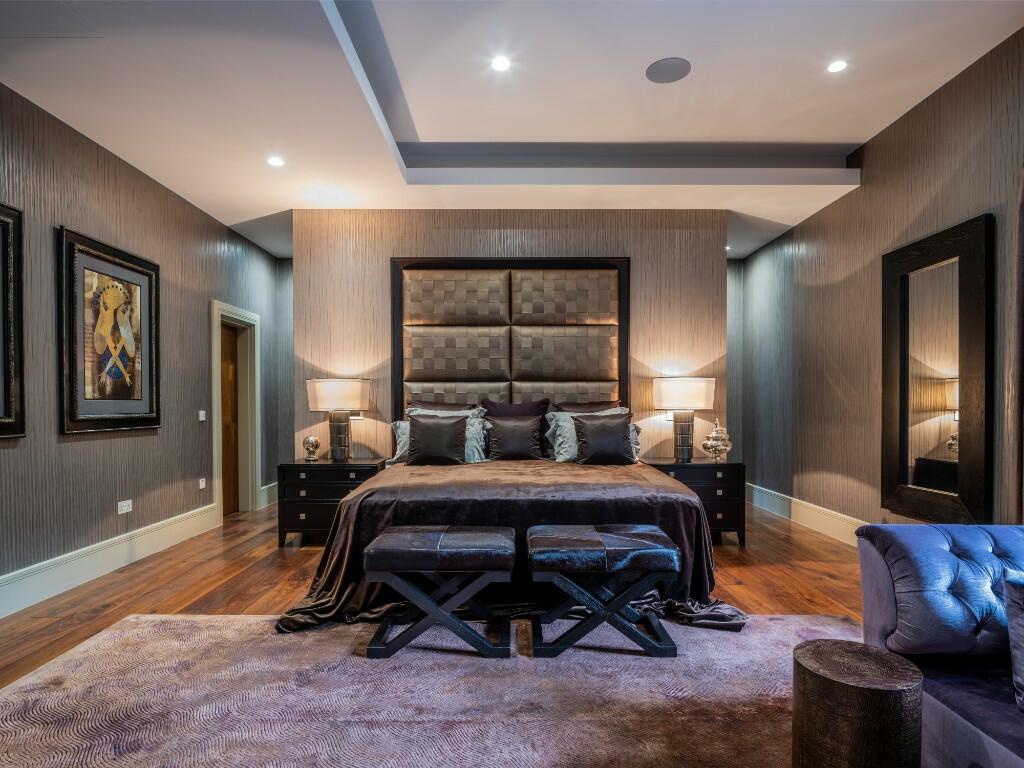 Principal bedroom