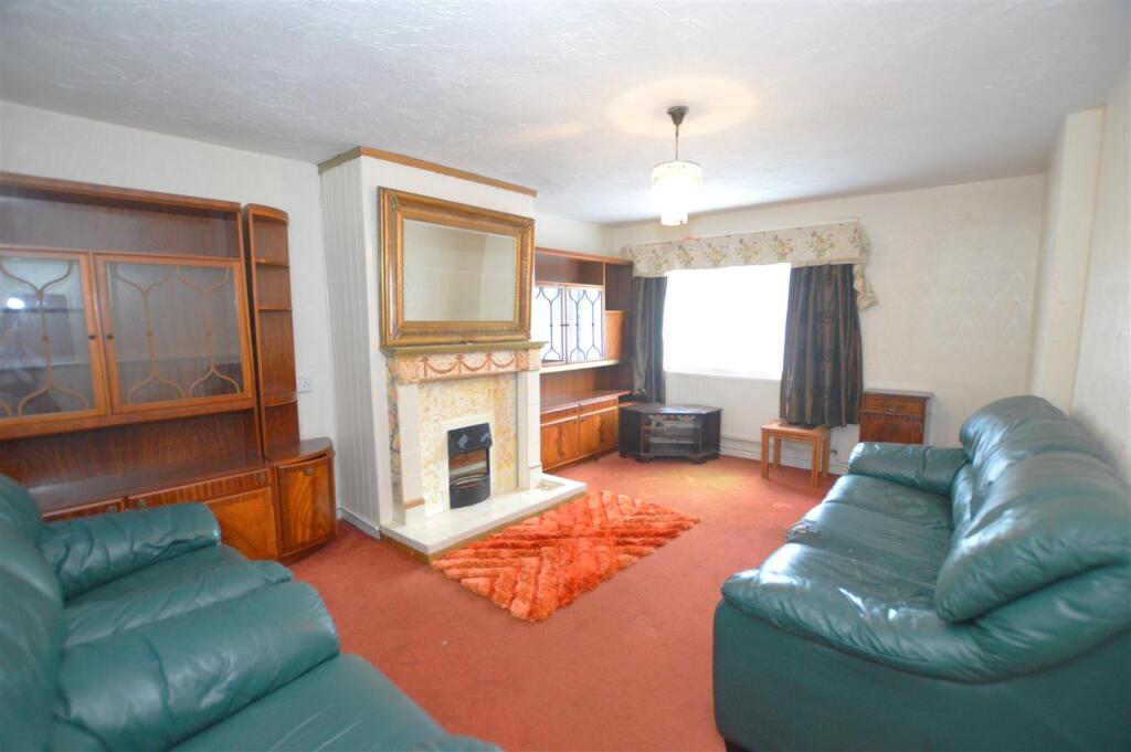 172 Whitton Dene living room.JPG