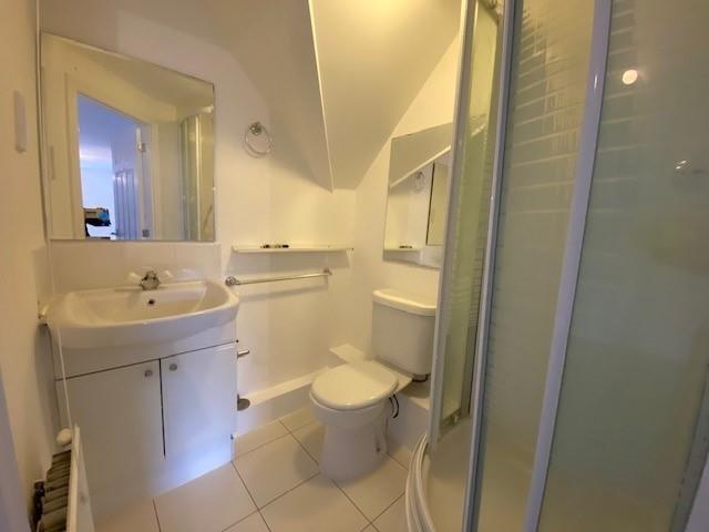 17 Drifters Drive ensuite.jpg