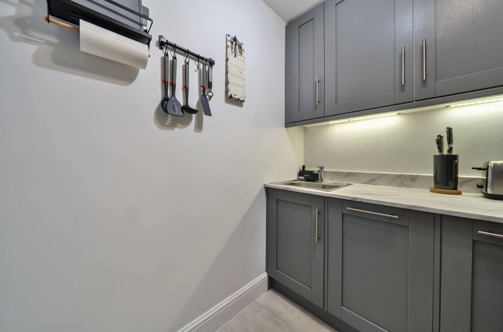 1299983-17-6836c6...