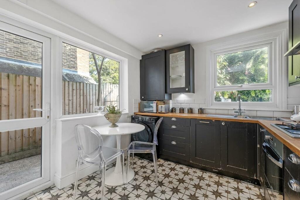 Kitchen (2).JPG