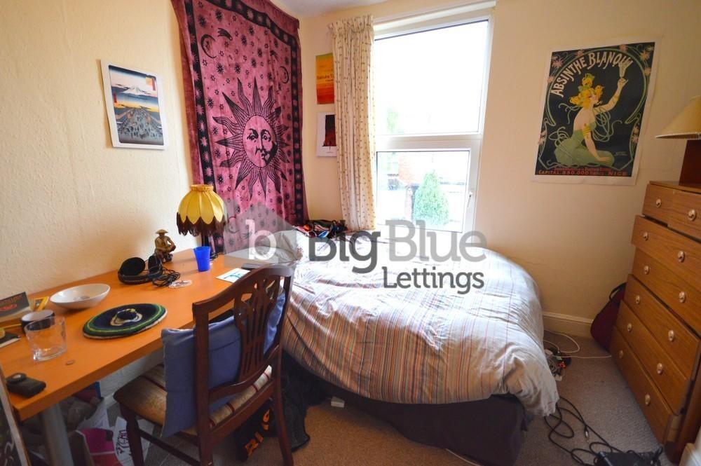 A cozy and well-maintained single bedroom featu...