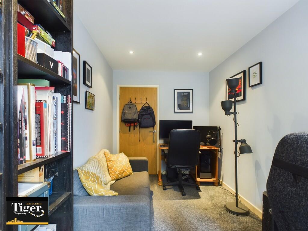 CAM02176G0-PR0202...