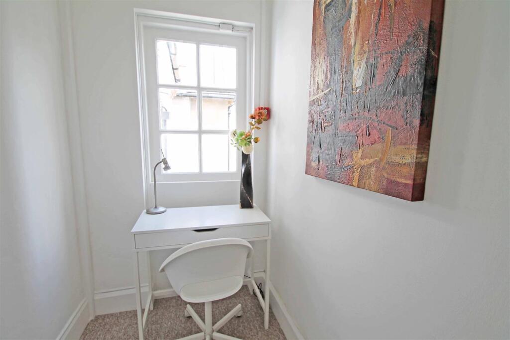 Entrance Hall/Study Area