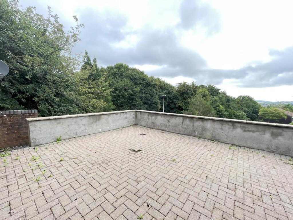 Bourne Close 27 - Garden 1.jpg