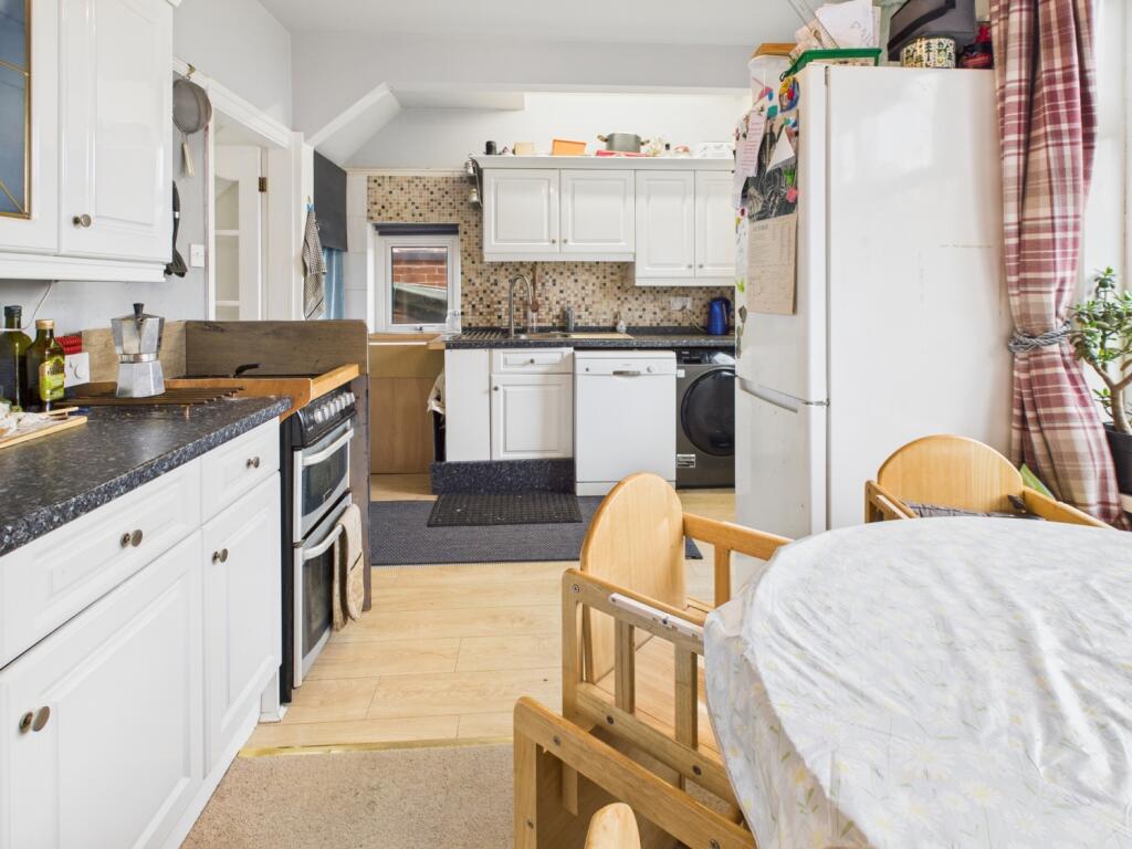 CAM04233G0-PR0035-STILL019