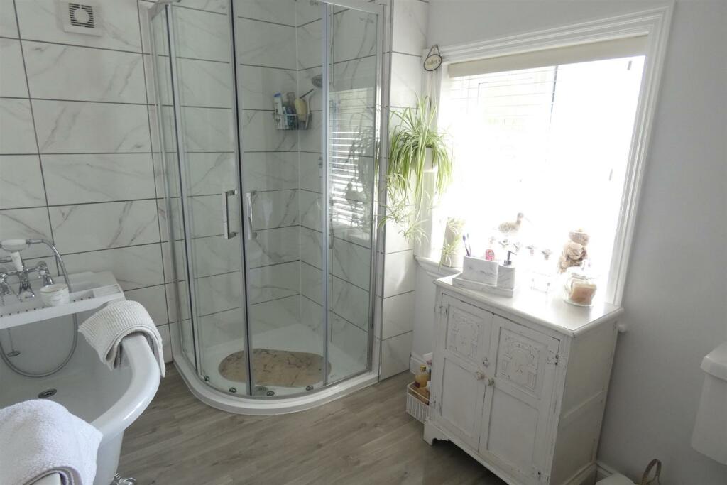 FEATURE BATHROOM