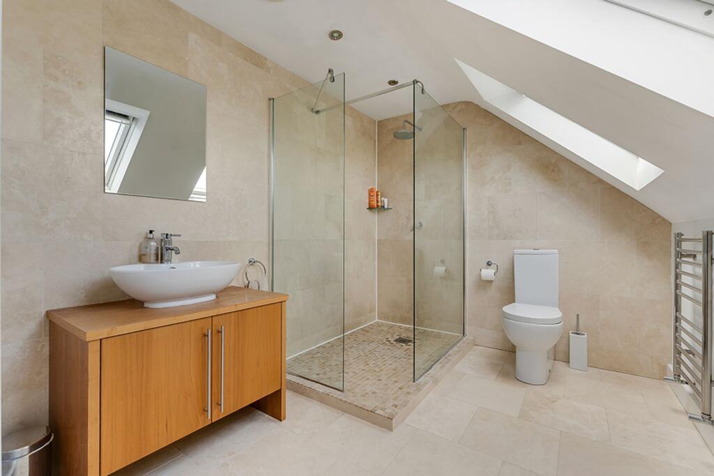 Principal Bedroom En-Suite