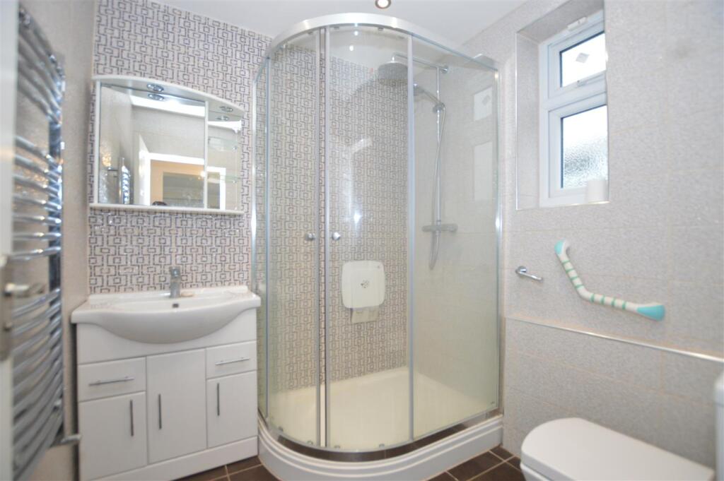 18 Roseville Avenue ds shower.JPG