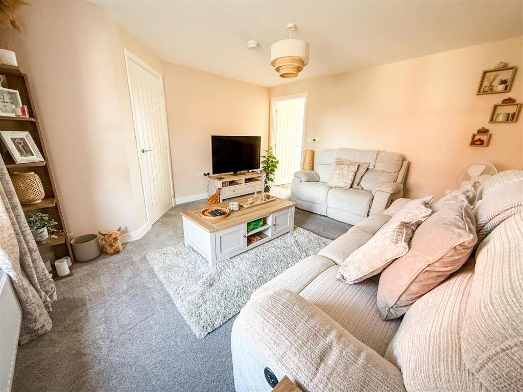 ALTERNATE VIEW OF LOUNGE