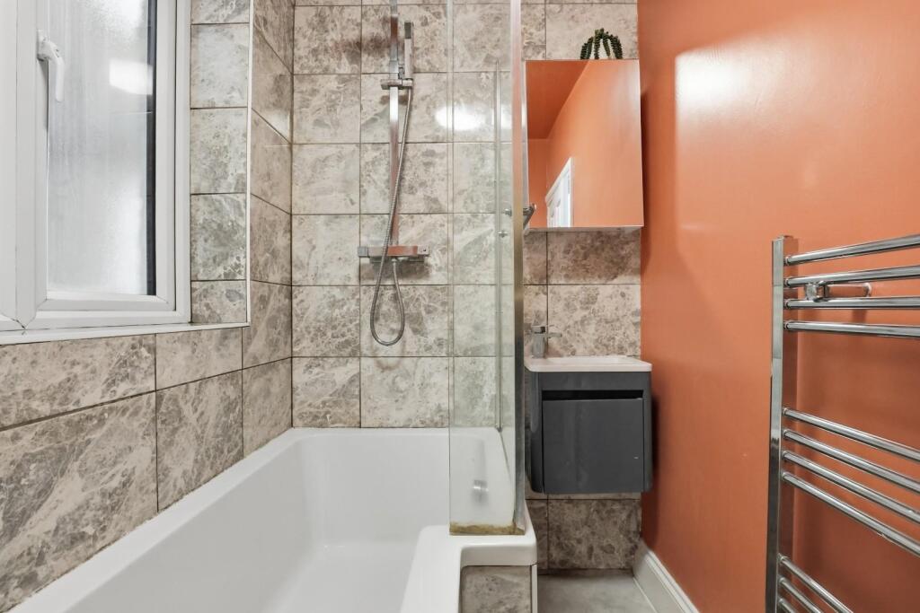 03-174cJHPropWpen - Flat 4, Malcolm Close (Bathroo