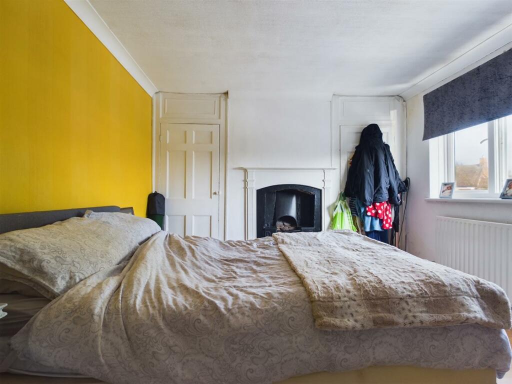 Bedroom 1 Pic 1.jpg