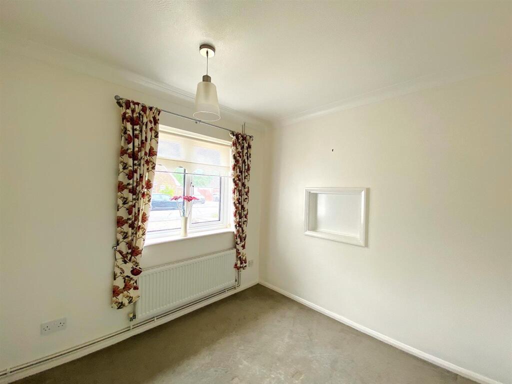 16 Eastergate - Bed1.jpg