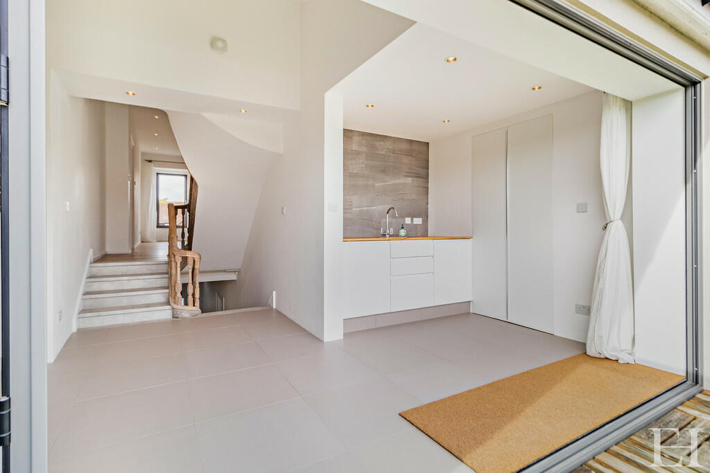 8623234-interiorW...