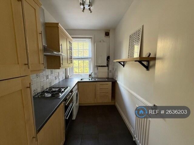 Kitchen: 9'11 x 6'3(3.02m x 1.90m)