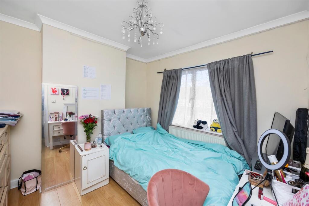 Rowan Avenue 15 BEDROOM ROUND LIGHT.jpeg