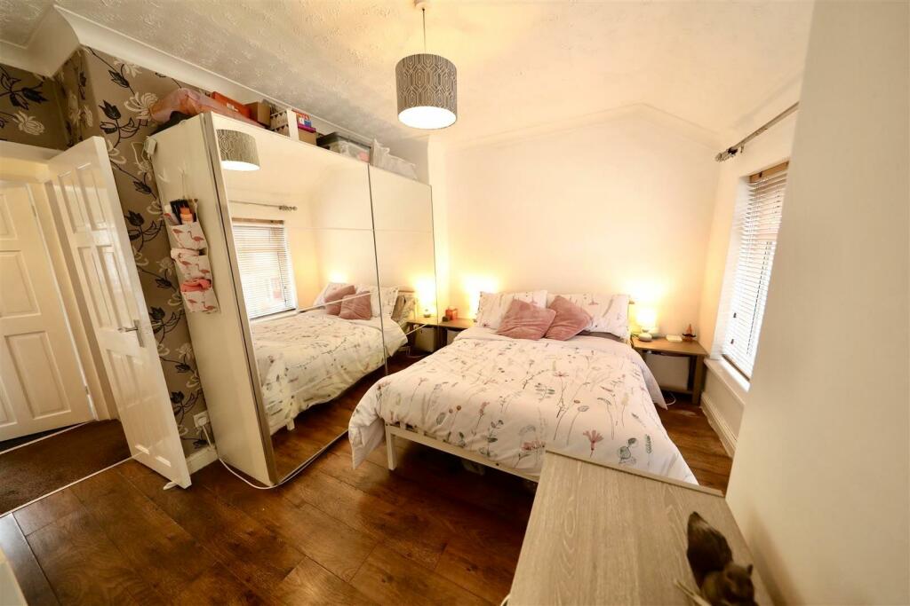 16 Bristol - Bed 1b.jpg