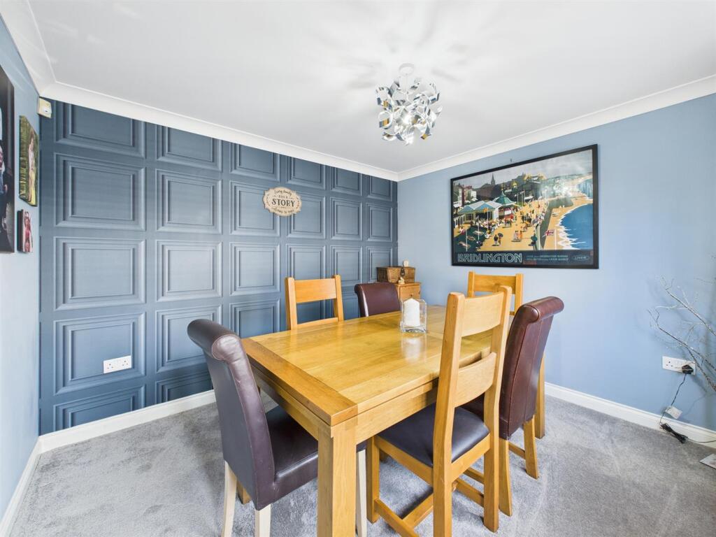 Dining room: