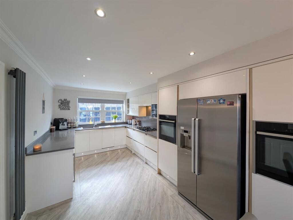 Kitchen/ Dining Room