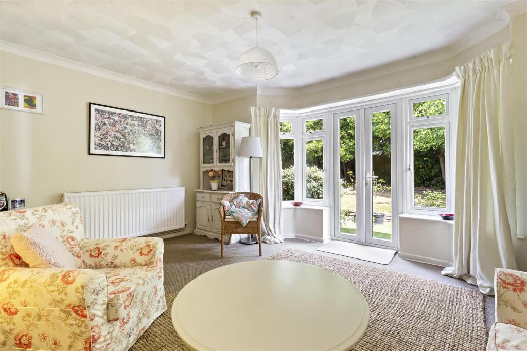 Laburnum Close, 8-002.JPG