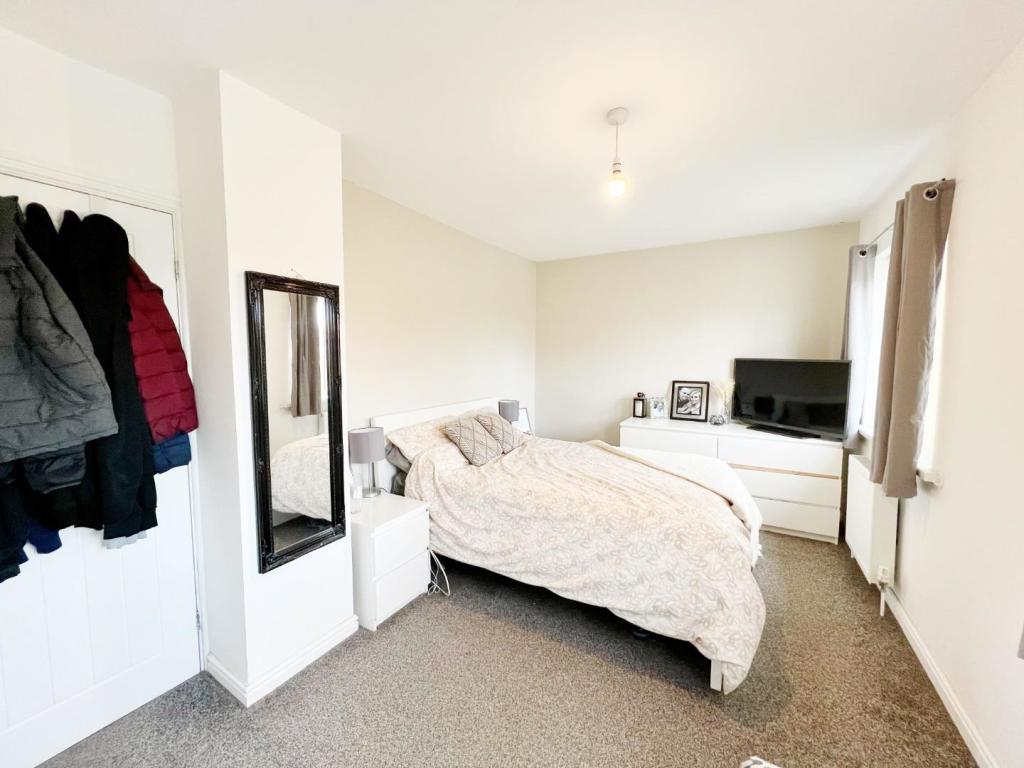 Bedroom 1 pic 2.jpg