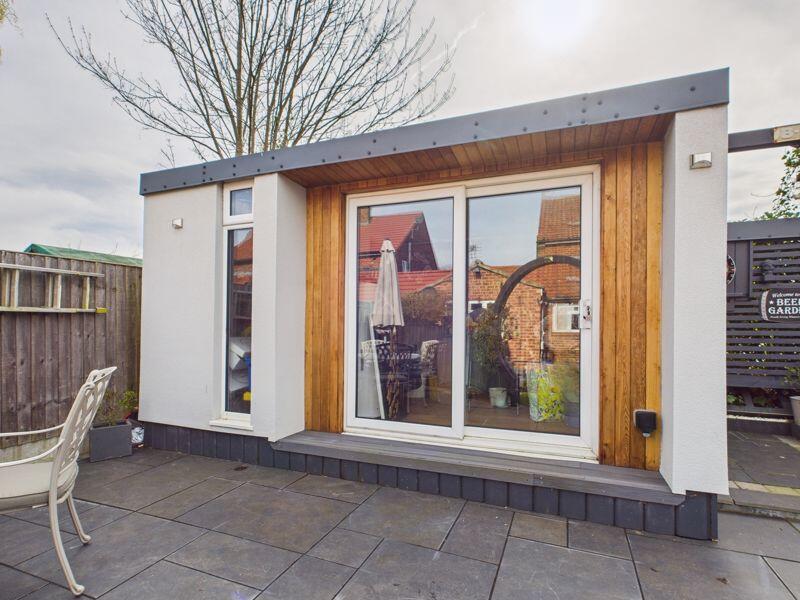 Outdoor summerhouse/work room