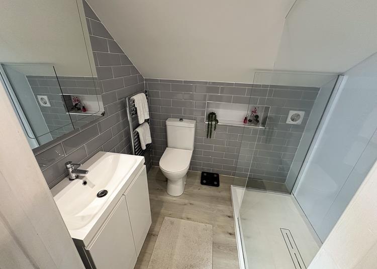 EN-SUITE SHOWER ROOM