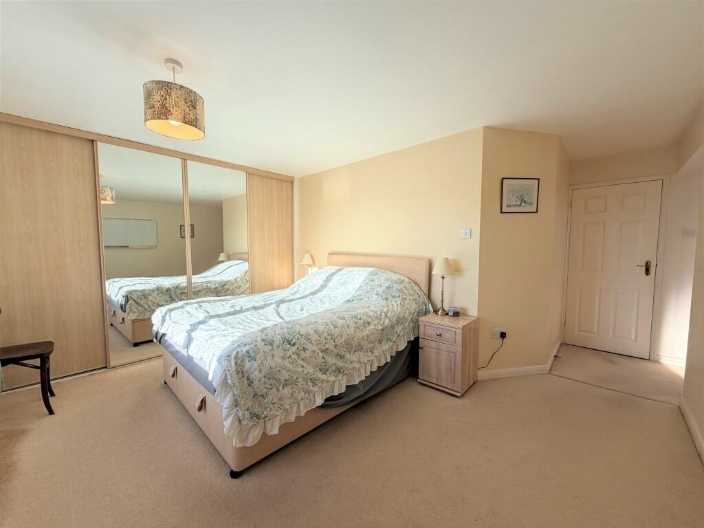 PRINCIPAL BEDROOM...