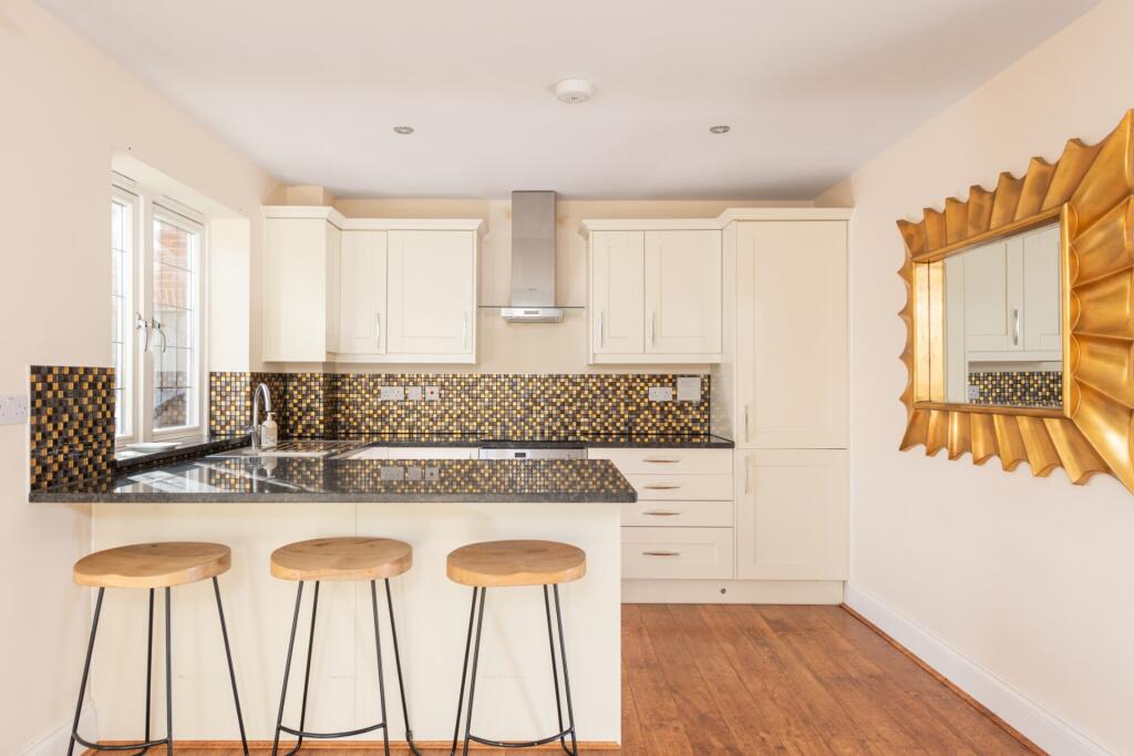 Kitchen/B'fast Bar