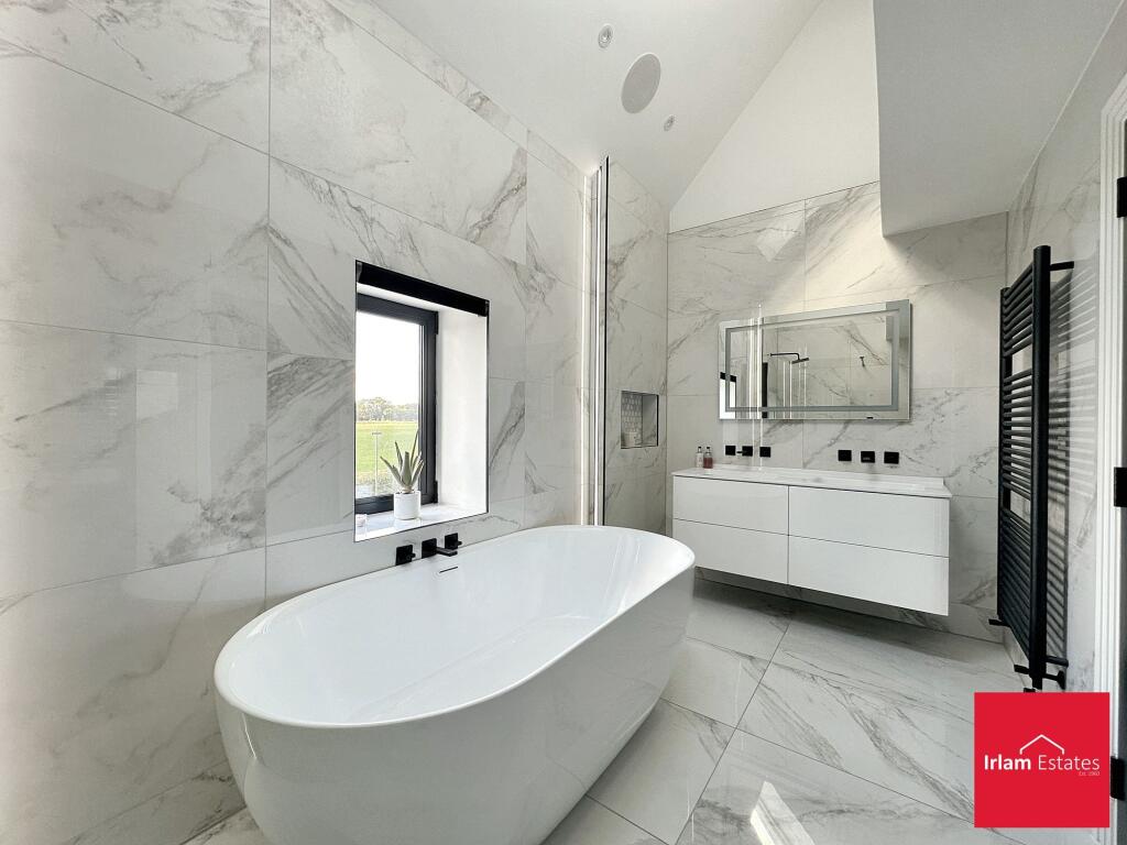 Bedroom 1/Dresser/Ensuite