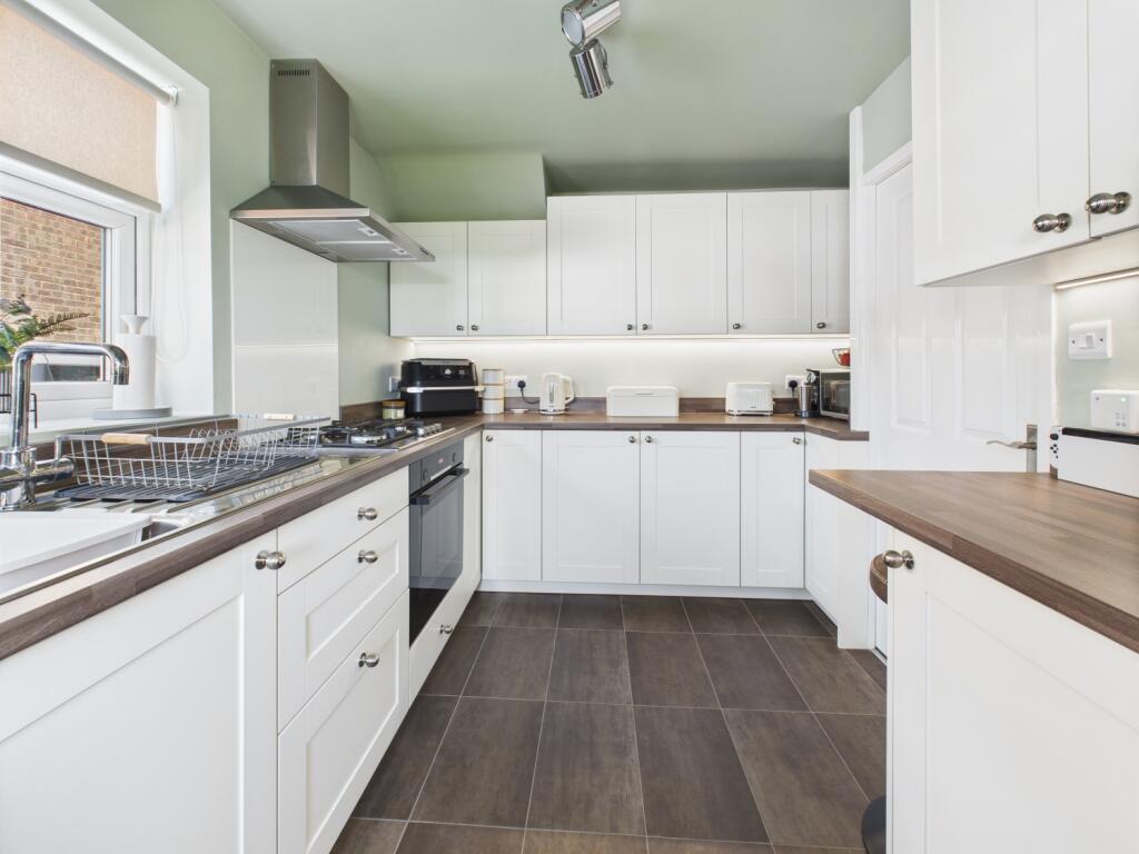 CAM03729G0-PR0064-STILL020