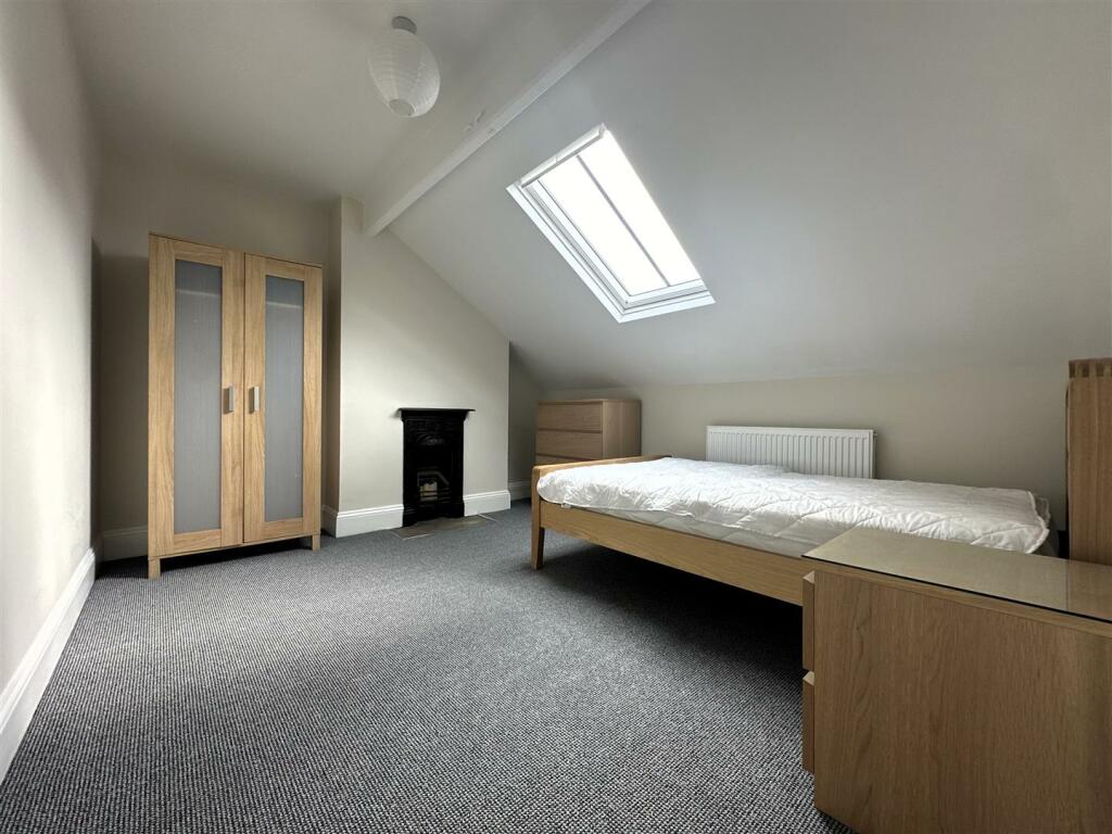 Bedroom 5.jpg