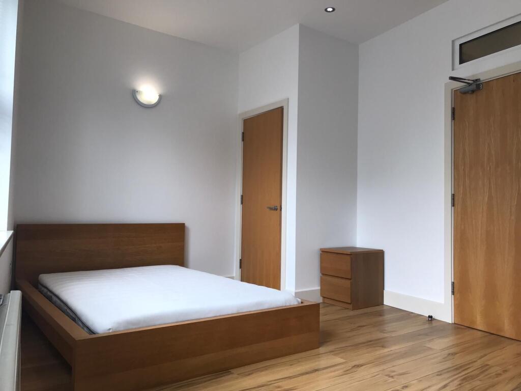 SPACIOUS DOUBLE BEDROOM 2