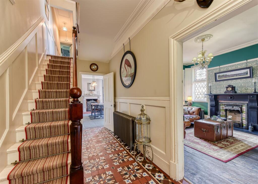 49 Richmond Road-hall3.jpg