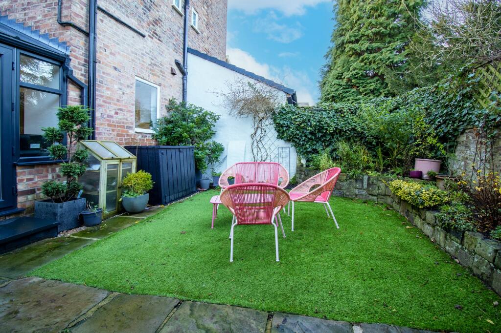Rear enclosed courtyard garden