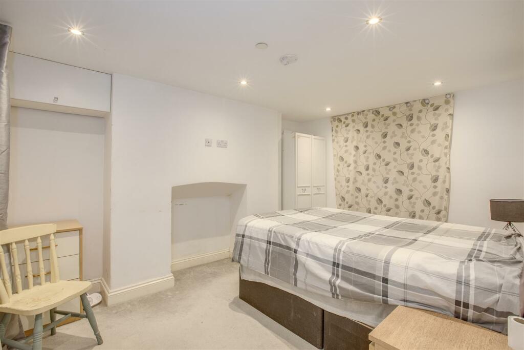 Flat 1, 27 High Street, HP11 2AG-6.jpg