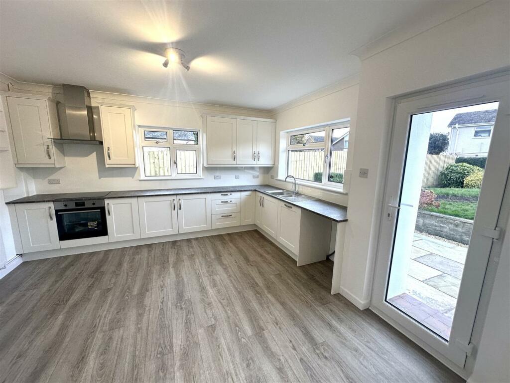 KITCHEN/FAMILY DINING ROOM