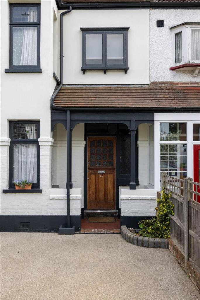 Cheyne Avenue, E18