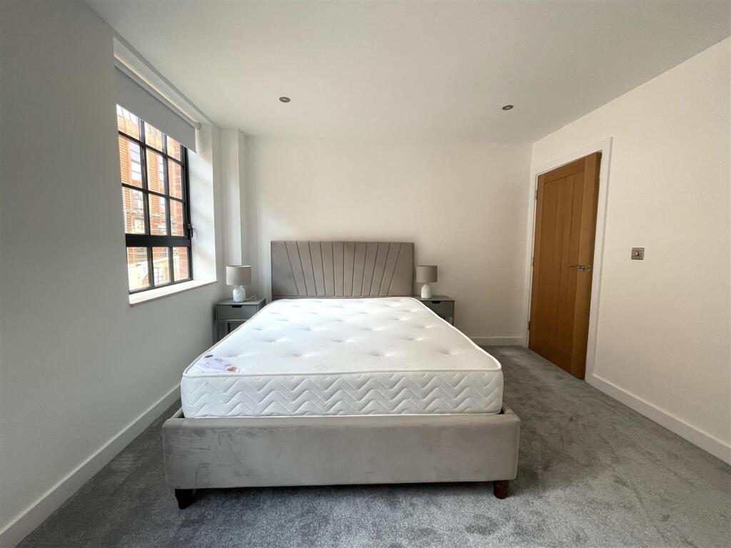 Furn bed pic 2.jpg