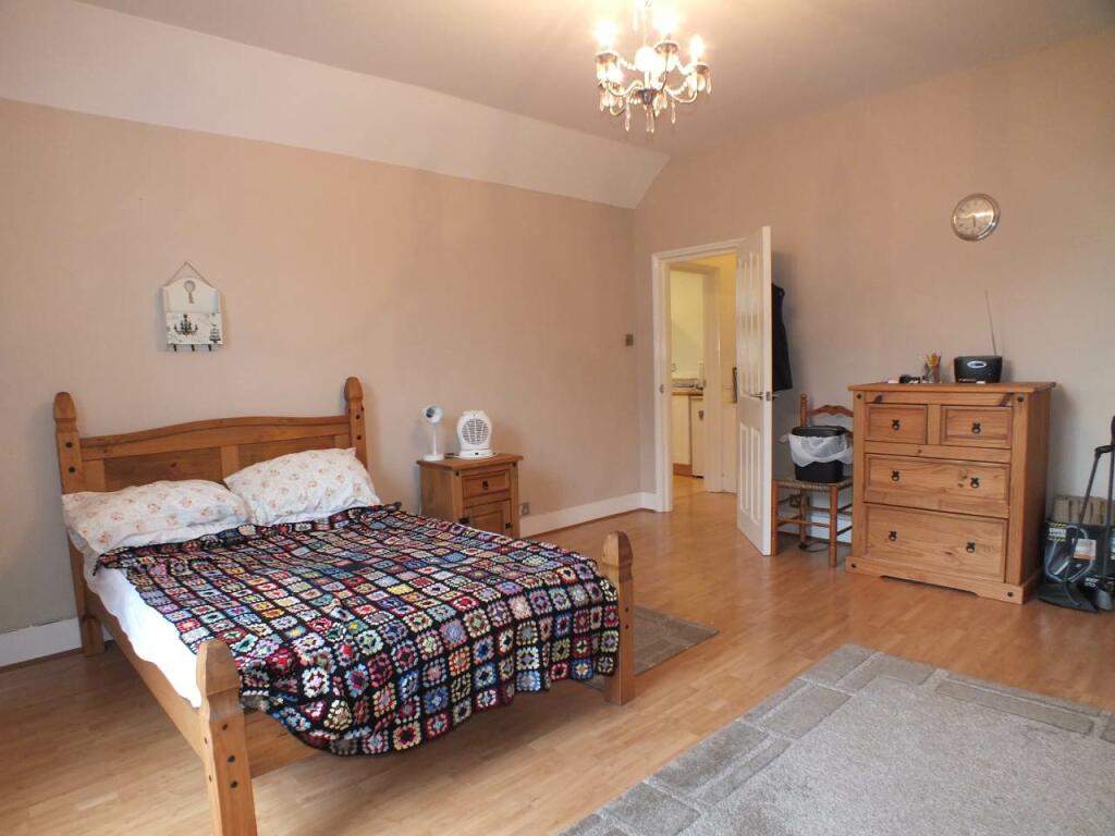 13AR - Master Bed3