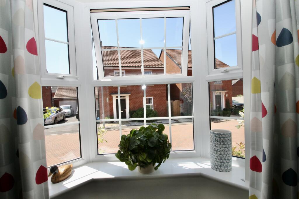 Bay window to the front