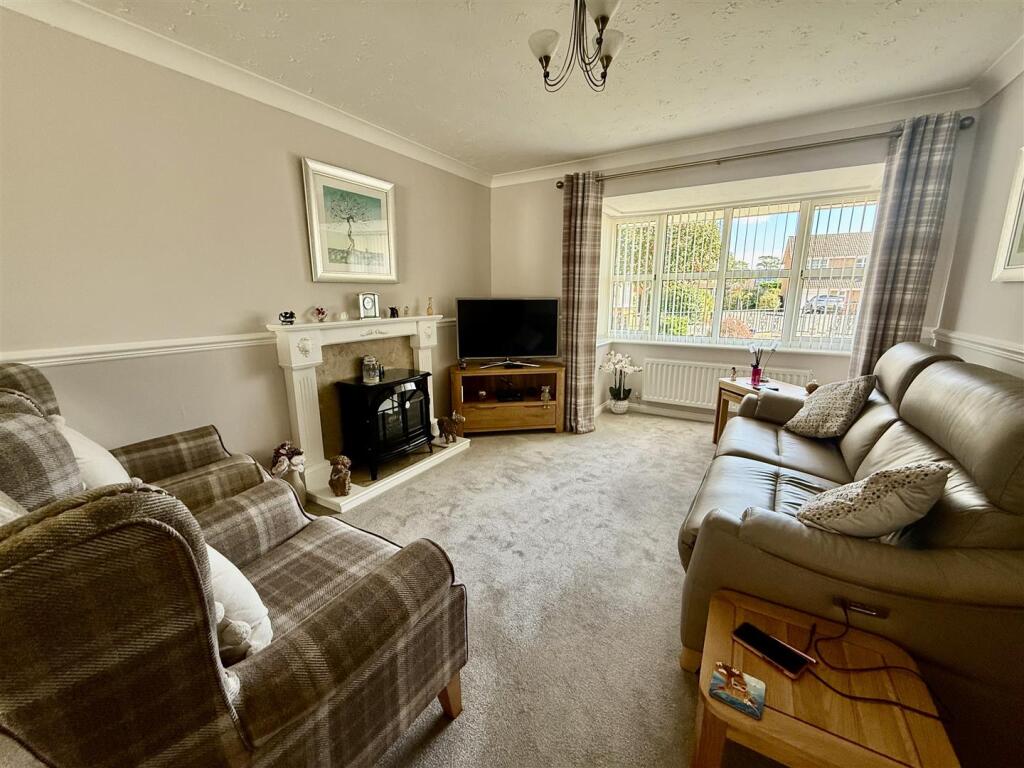 LOUNGE &amp; DINING ROOM