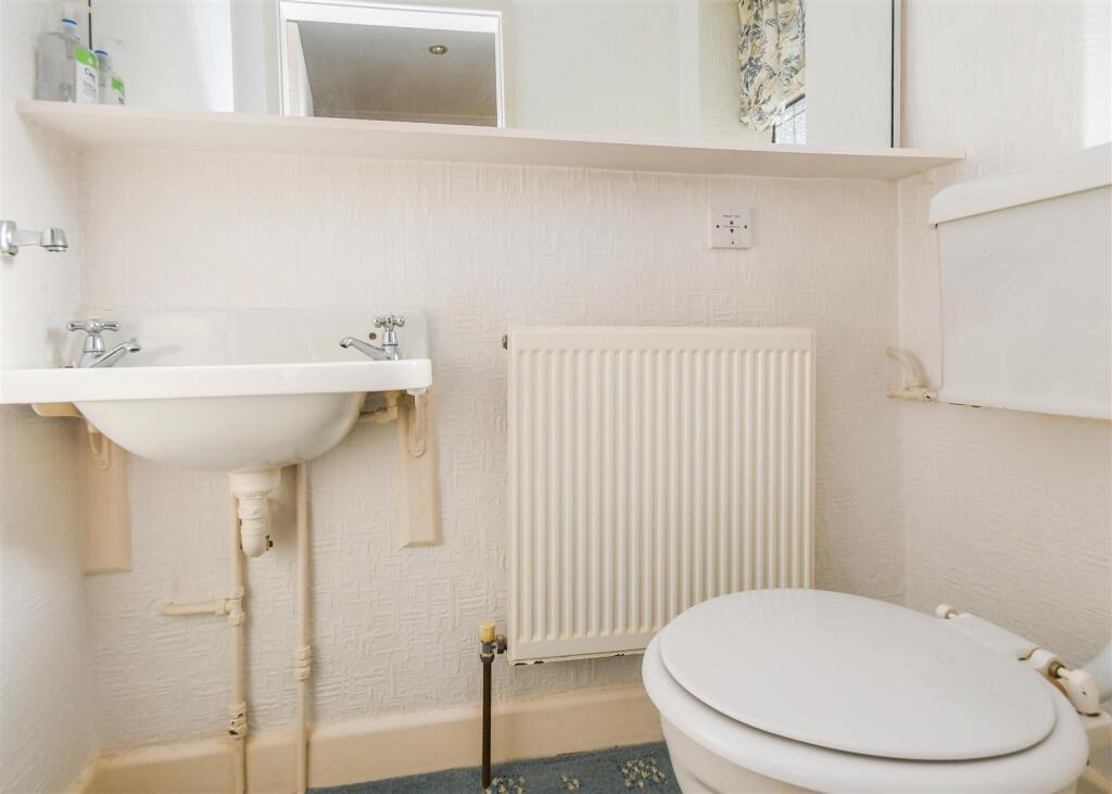 10 Farm Road - Guest Cloakroom.jpg