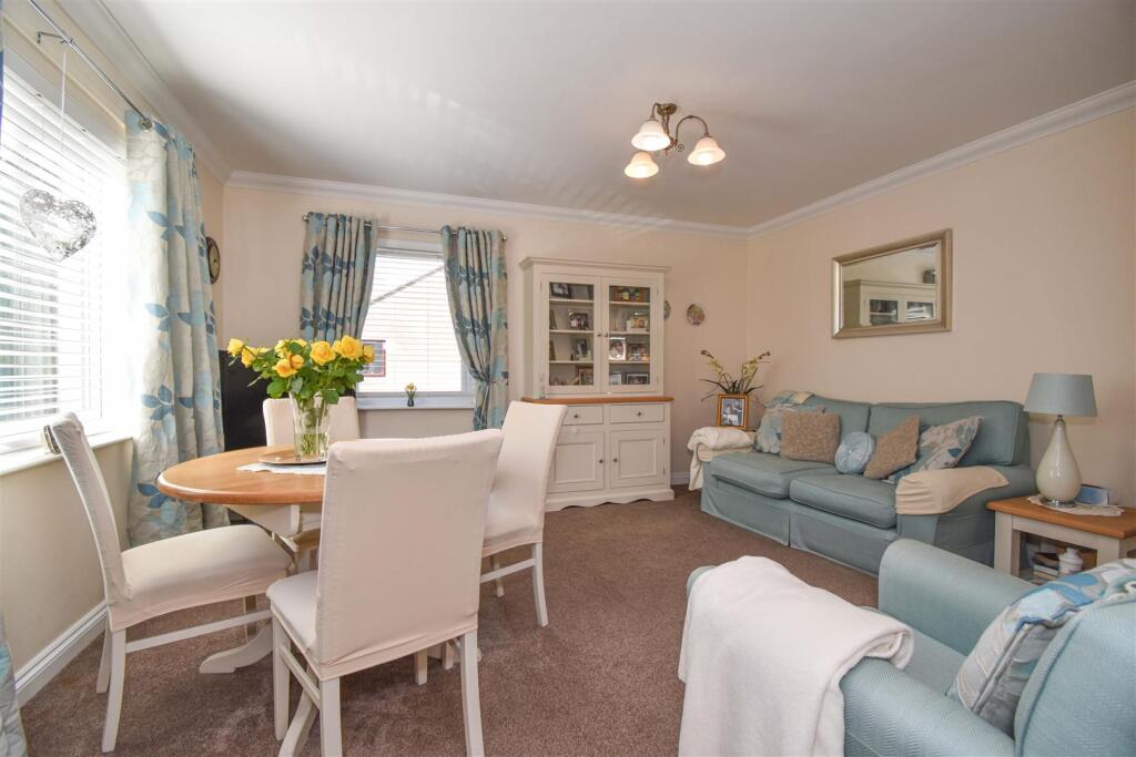 20 Tynefield Court Living Room b.jpg