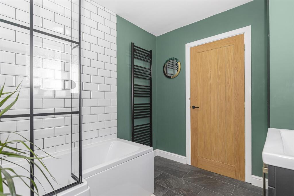 Bathroom 3.jpg
