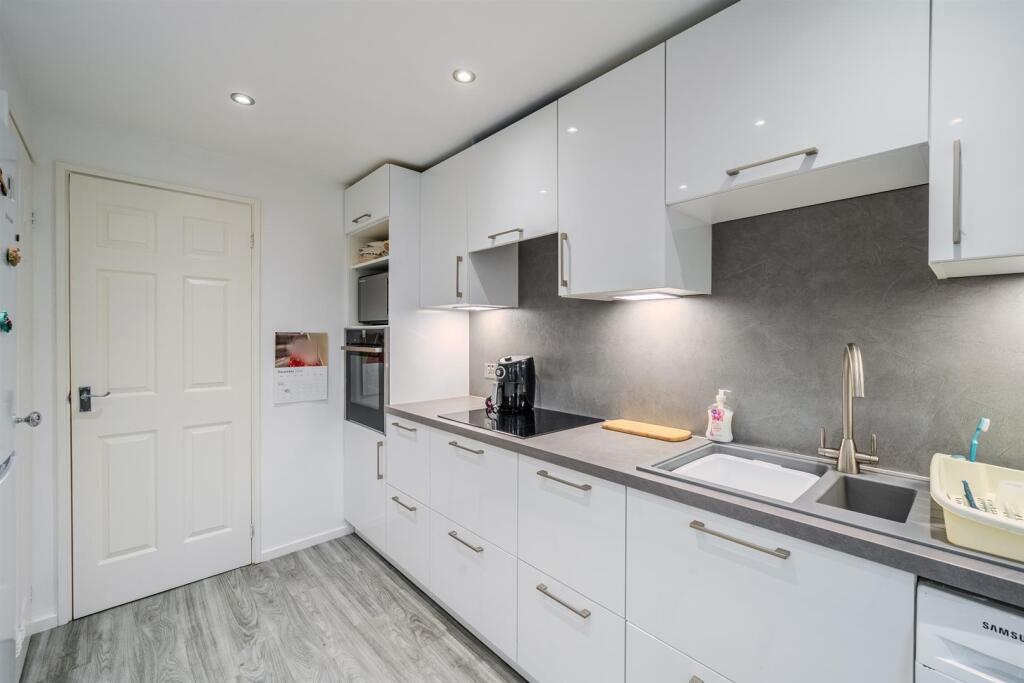 7 Chester Close-11.jpg