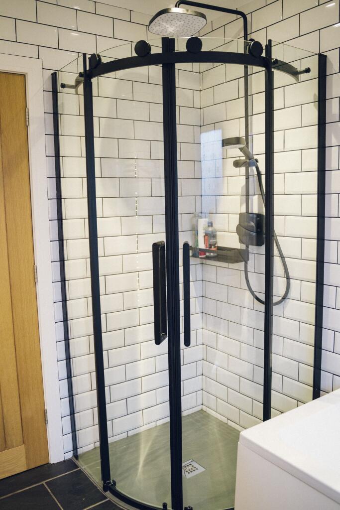 Ystafell Molchi 2 / Bathroom 2